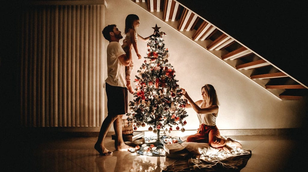 Família se preparando para o Natal