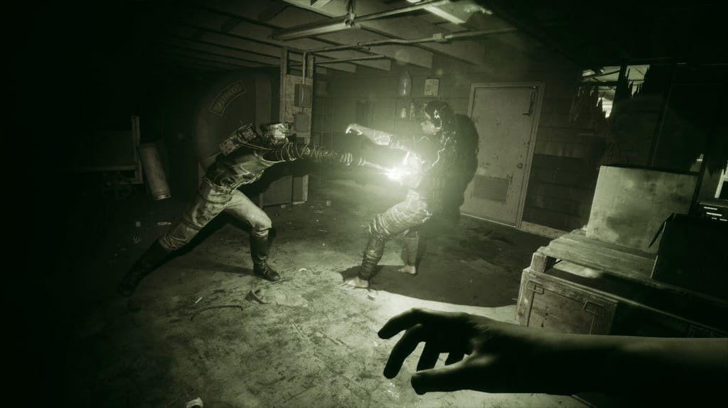 Uma cena de Outlast Trials - A tensão aumenta quando você e seus amigos são caçados por experimentos sinistros em jogos de terror online.